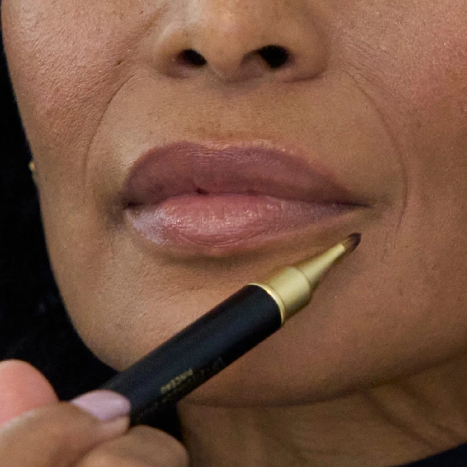 Dual-Ended Retractable Lip + Eyeshadow Brush - Image 4